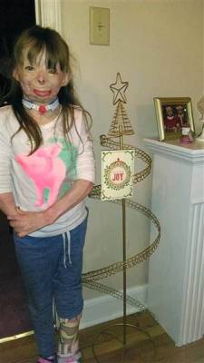 unrealray13:  Safyre lost her family in an arson fire in 2013 this Christmas all she wants is Christmas cards. Let’s send this amazingly strong and beautiful little girl some cards everyone. (: And share so more people can see this and send her a card.