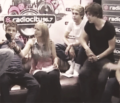 kindymaling:liam makes a dumb joke and harry laughs ♥‿♥