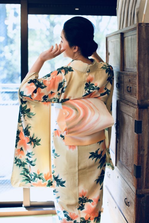 Super soft kimono outfit worn by Wakana Kawamura. The lovely peach colored obi beautifully grounds t