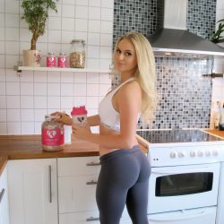 yogapantsfeed:  In the kitchen 