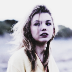 diskobiscuitslove:  cassie ainsworth skins uk aka Hannah murray.