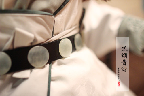 ziseviolet: fouryearsofshades: It is a modernized Tang style round collar robe - the collar is stand