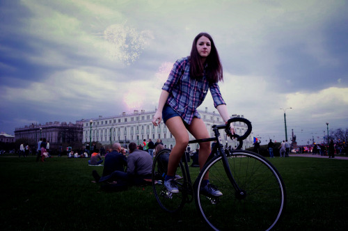 sexycyclists: fireworks got nothin’ on this babe on a bike