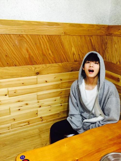 기억나? 오늘 똑같은 후드입고 똑같은식당옴.. http://t.co/jMwoWsOKXIRemember (this)? Wearing the exact same hoodie at th