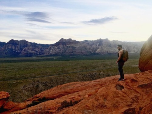 Hiked to the top of Red Rock Canyon just in time for sunset. Beyond scared but incredibly rewarding at the top. It felt and looks like im on Martian terrian. Never climbed anything before🙉🙈🐵🐒🙊🍌
.
.
#desert #nevada #redrocks #hiking #mars #canyon...