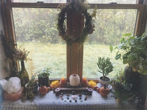 lavender-earth:Getting excited for the Blood Moon✨