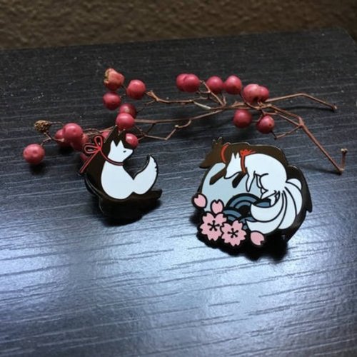 Yoū enamel pins