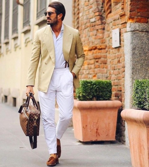 Just walking by #NoTieFriday #freefriday @leonidaferrarese•••#MensFashion #MensWear #MensStyle #Men