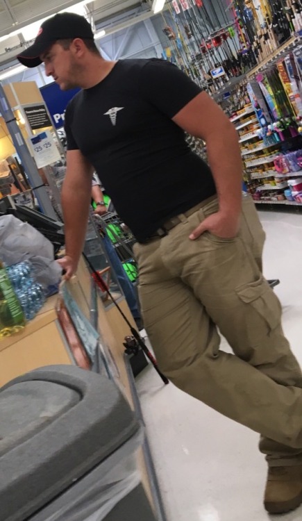 grizzlydipsouthernboy: rednecklicker:phd-bullrider: Red neck Walmart hottie with an incredible pac