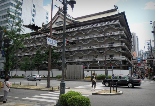 Aantal foto&rsquo;s uit de stad Osaka en het dubieuze zijstraatje waar onze ryokan zich bevindt.