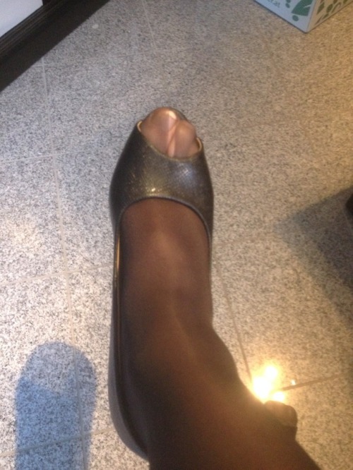tammyslegs: working in my office and have an appointmoint. unfortunately my pantyhose just got a run