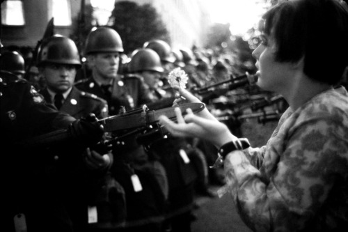 yagmuradam:Jan Rose Kasmir: 17 year old Jan Rose Kasmir offers a flower to soldiers during the Penta