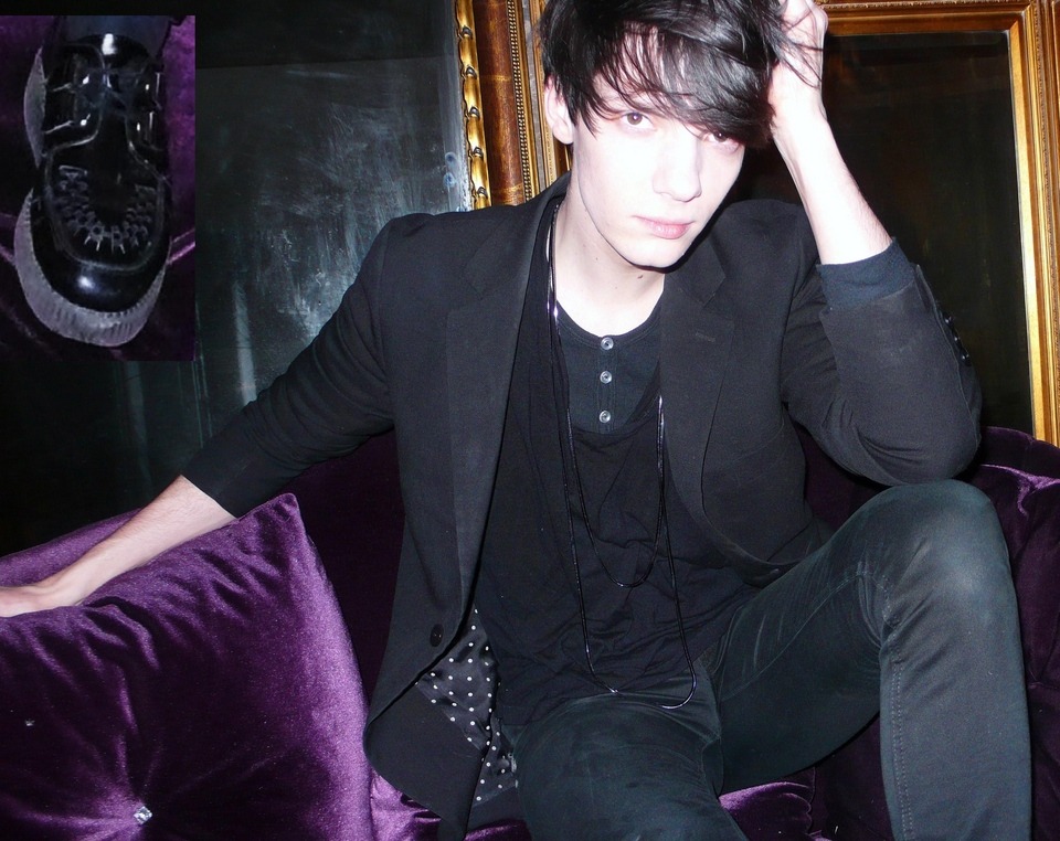 🐧 You Must Be Gay+ To View This Blog*