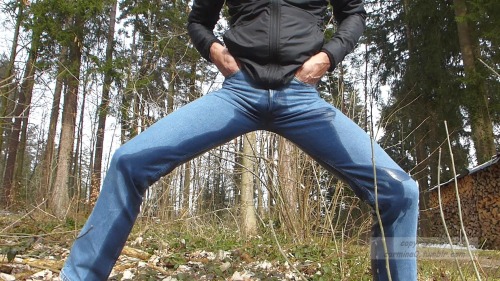 carmina0:  tight levis 501 jeans wetting in the woods