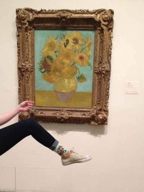 sahtrn:actual piece of shit w matching socks visits the art museum