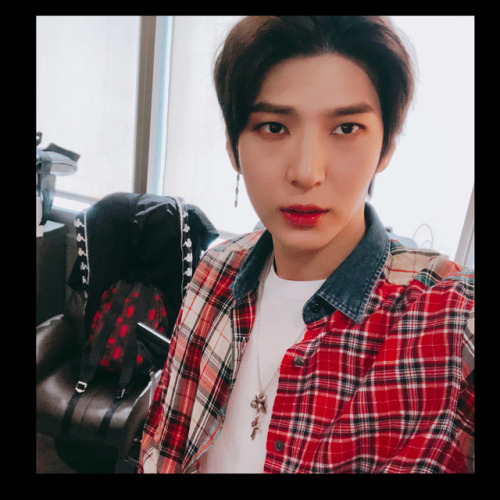 translatedvixx: Leo (@leo_jungtw): 오늘은 기분이가 젛으니까 슉 Because I’m feewing good today woosh 