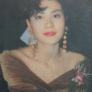 fayewongfuzao:Shirley Wong (1991)It was too sexy for the time. Faye Wong chose a lowcut pink dress a
