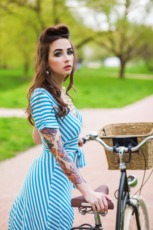 biclasandlove: Mujer con bici y tatuajes.