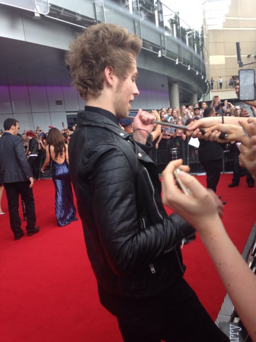 blanksqace:  OKAY BUT LUKE GOT SO EXCITED WHEN A FAN HANDED HIM A SELFIE STICK 