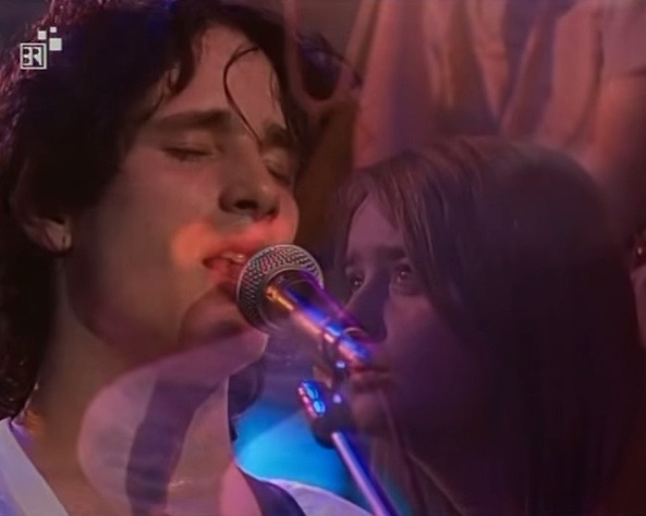 earth-oddity:  Look at this girl in the audience watching Jeff Buckley perform Lilac