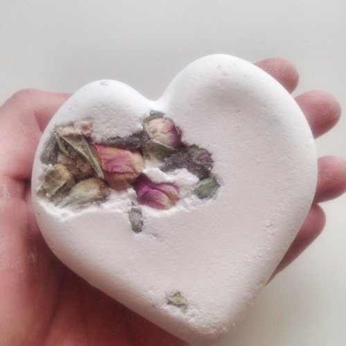 blossomalida:The tisty tosty bathbomb from Lush looks so good and smells amazing