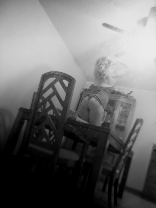 nowyouknowus:  Looks like we have a Peeping Darren on our hands. ~ Veronica
