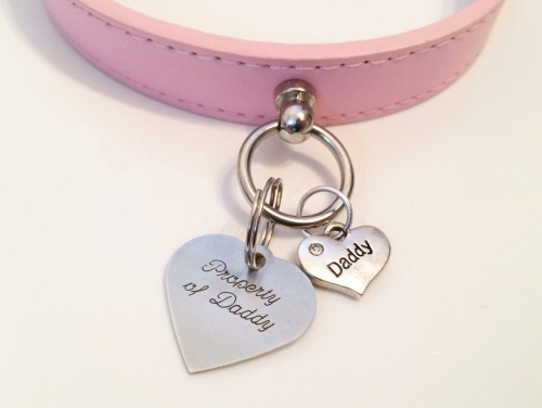 ohpoorbaby:  ohpoorbaby:My tag came! “Babygirl | Property of Daddy” Forgot to tag kittensplaypenshop - that’s where Daddy ordered my collar for those who were wondering ଘ(੭*ˊᵕˋ)੭* ੈ✩‧₊