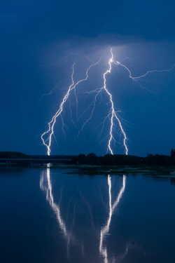 tulipnight:  Lightning over the Loire river by Michael Echteld