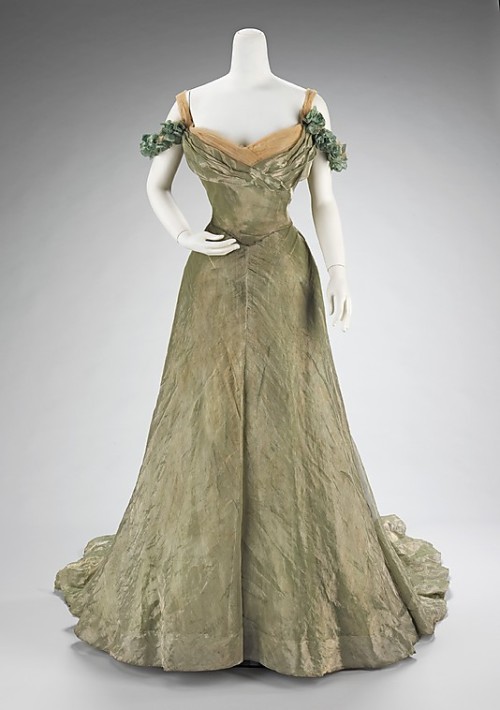 omgthatdress: Ball GownJacques Doucet, 1898-1900The Metropolitan Museum of Art
