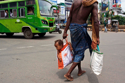 nubbsgalore:  happy father’s day. photos by (click pic) biswaranjan rout, india; anja niedringhaus, afghansitan; zohra bensemra, pakistan; tony karumba, somalia; navesh chitrakar, nepal; mohammadreza momeni in iran; pedro ugart, afghan refugee camp