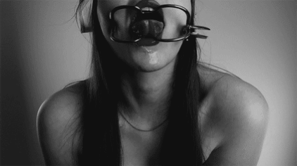 katies-mistress:  einfach-mal-ich:  Wide open. Weit geöffnet.  Katie has such a