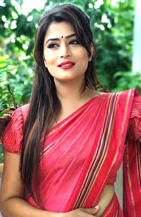 indiangalz:She is made for wearing saree! See more of her: www.indiangalz.com/most-beautiful-