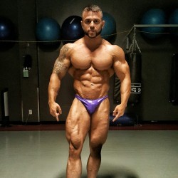 bodybuilers4worship:  slickpenguin:  Sergei Varban   I’m pointing to where you should be kneeling