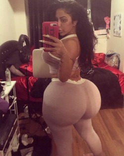 thickaddiction:  @persiannbaddiee 😋😋😋