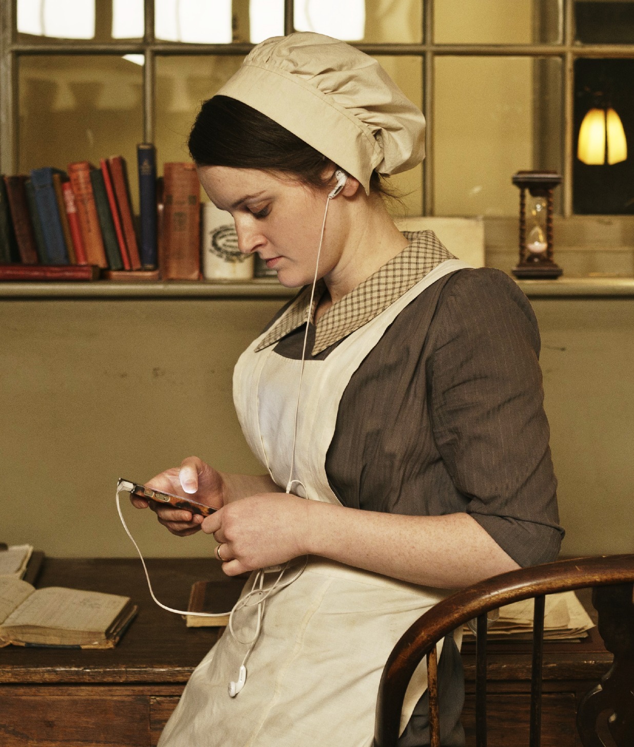 you-had-me-at-downton:  Downton Abbey x iPhones 