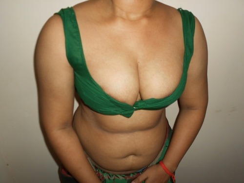 lazy969:  skill0:  Uff  waoo hott desi wife with biggg boobs with curvy figure 