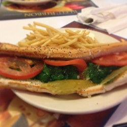 lgsikaffy:  We have the best dinner dates. 😋🔥🐶🍟 #hotdog #foodporn #fatties #hungryhungryhippos #steakandshake #lastsupper  (at Steak ‘n Shake)