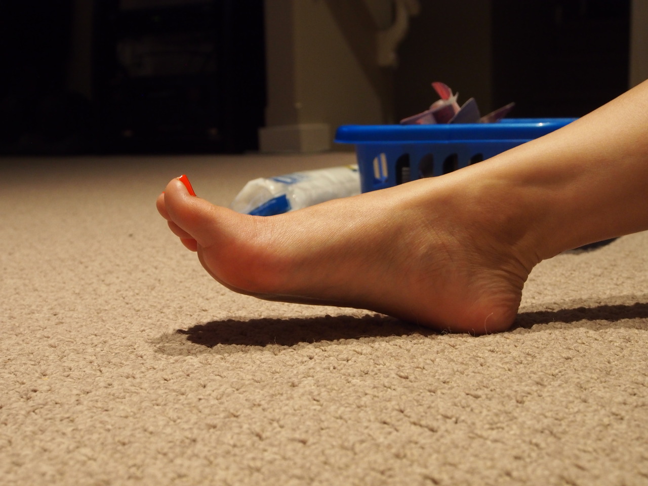 wvfootfetish:  buntoes:  come here and blow these toes…..dry :Porange crush part