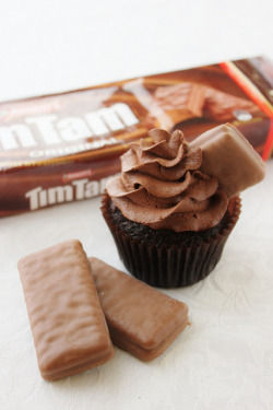 gastrogirl:  tim tam cupcake. 