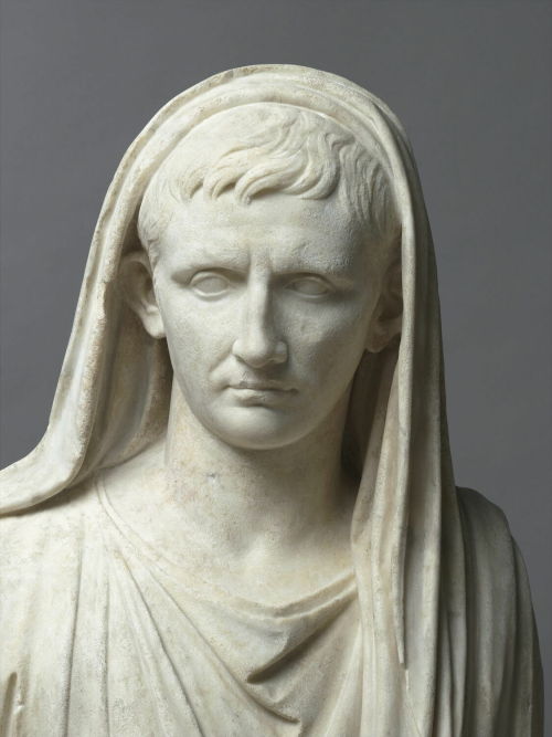 I see u there, Caesar Augustus, with your lil crab claw hairdo and your sticky-out ears. How you bee