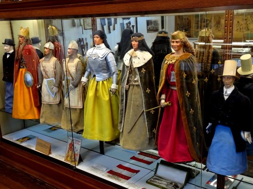 Tournai (Wallonie) - le Musée du Folklore tournaisien. Des éléments de Carnaval, des Géants de proce