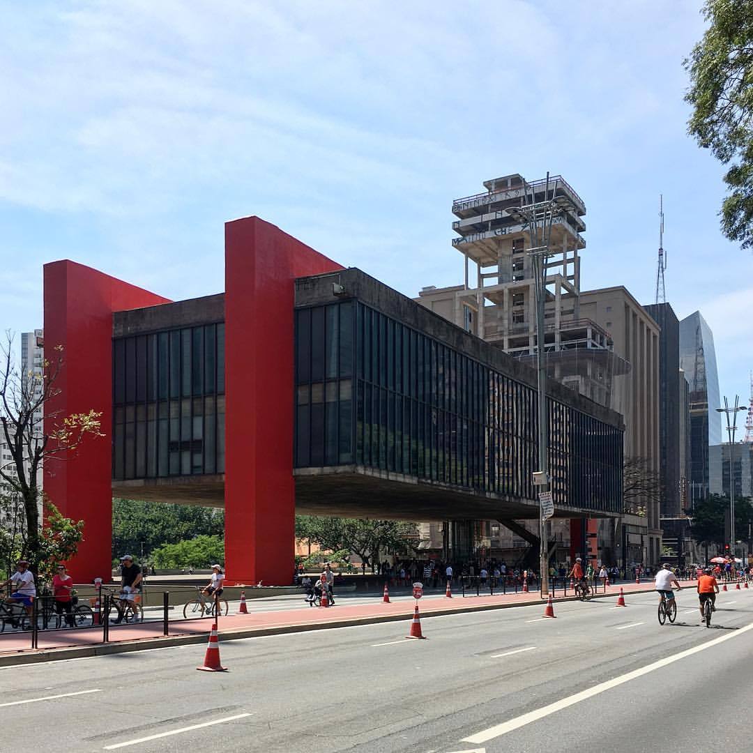 São Paulo Art Museum (#MASP) by #LinaBoBardi, a masterpiece of modern Brazilian #architecture 👏🏻👏🏻👏🏻🙌🏻🇧🇷 #ArchDaily #instagood #iphonesia #saopaulo #brazil (at MASP - Museu de Arte de São Paulo Assis Chateaubriand)