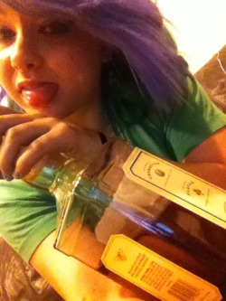 comfortably-lobotomized:  kick-push-twist-kush:  the-stoner-sage:  Hi my name is alyssa  And I like to buy 1.75L  Of jack honey and get shitty.  Ughh I wanna drink some with youu  my kinda chick