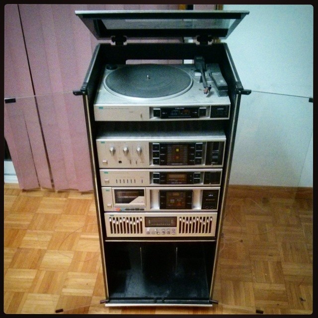 johnnyextreme:  I wonder if I can restore this old #Sansui #AudioRack that’s been