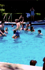 niallslaugh-deactivated20160601:  Niall and Harry in the pool in Miami