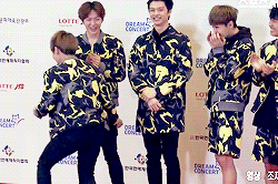 soliseob:  What leader Eunkwang does on the red carpet 