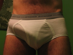 white-briefs-lover:  Wow, that cock is filling