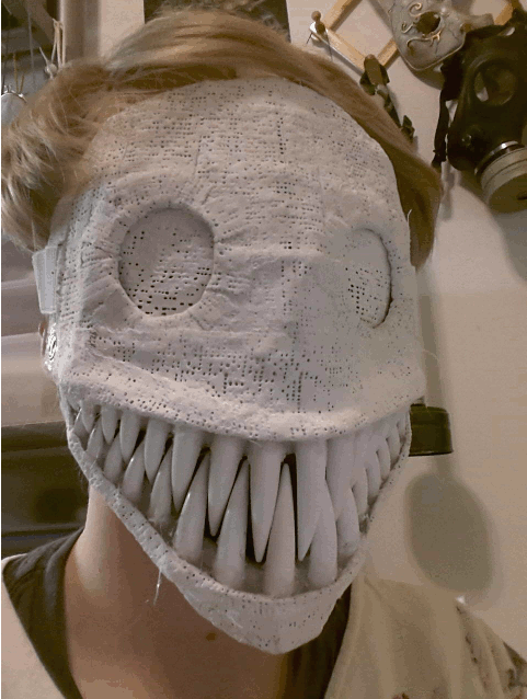 manafromheaven:  i-color4fun:  zombiechameleonart:  Made gifs of me in the Maw Mask to show off the jaw movement.  WOAAAH THIS IS AMAZING  JFC COOL 