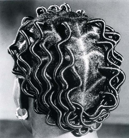 alubarika:J.D. Okhai Ojeikere was a Nigerian photographer known for his works on numerous hairstyles found in Nigeria. ‘Hairstyles’ is his most known collection depicting the unique image of the African woman.