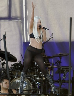 celebritypantyhoseandtights:  Lady Gaga fully